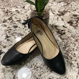 Ballet flat with tassel detail